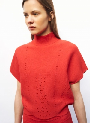 COUT. EMBR. KNIT SCALLOPED TOP POPPY