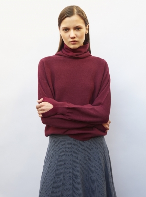 OVERS. HIGH COL. FINE KNIT TOP CRIMSON